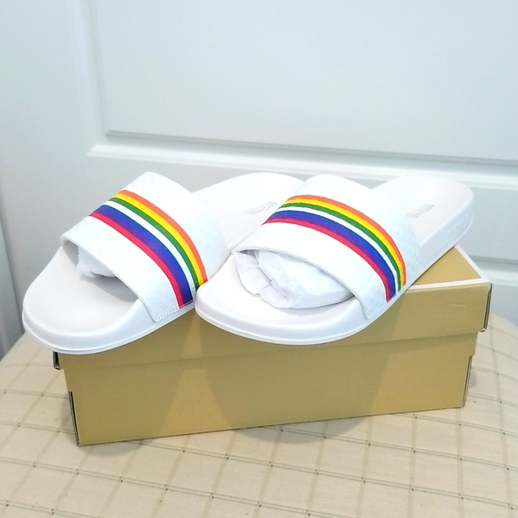 Michael Kors Gilmore Slides - Picture 2 of 6